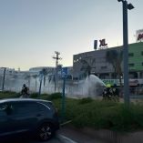 Imagen del malecón de Eilat con bomberos trabajando tras el impacto del dron. (Especial)