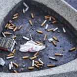 Cenicero y área para poner colillas de cigarro