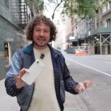 Luisito Comunica deja caer un iPhone 17 y se rompe