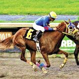 Víctor Espinoza, cabalgando en su regreso al Hipódromo de las Américas.