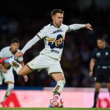 Aaron Ramsey a punto de patear un penal.