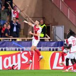 Eric Dier cobra el penal que selló el empate del Mónaco frente al Manchester City en la Champions League. (Reuters)