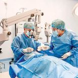 Médicos practicando una cirugía estética.