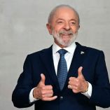 El presidente de Brasil, Luiz Inácio Lula da Silva, sonriente y vestido con traje azul oscuro y corbata, durante un acto público en el que expresó su disposición a reunirse con Donald Trump para discutir la eliminación de los aranceles del 50% a productos brasileños impuestos por EE.UU.