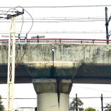 Columna de soporte de la L12 del metro que luce separada.