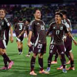 Hugo Camberos celebrando con Amaury Morales.