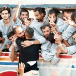 Prisioneros palestinos abrazan a sus familiares tras ser liberados por Israel.