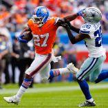 J.K. Dobbins enfrenta la cobertura de DaRon Bland durante el duelo Broncos vs Cowboys.