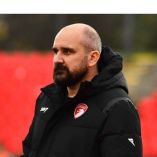 Mladen Zizovic dirigía su tercer partido con el FK Radnicki 1923 cuando sufrió un infarto fatal en la banda. (Facebook/Radnički 1923)