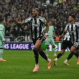 Joelinton corriendo a celebrar.