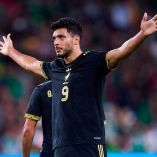 Raúl Jiménez celebrando con los brazos abiertos.