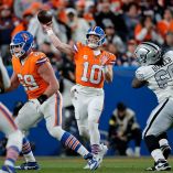 Bo Nix lanzando un pase.