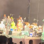 Grupo Firme a interpretar narcocorrido en pleno concierto