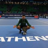 Novak Djokovic celebra su victoria en Atenas, donde levantó el trofeo número 101 de su carrera profesional. (Reuters)