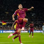 Lorenzo Pellegrini saltando para celebrar su gol.