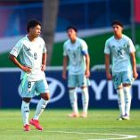 Jugadores de México cabizbajos.