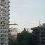 Funambulista de Greenpeace sobre cinta a 30 m en Madrid. (Especial)