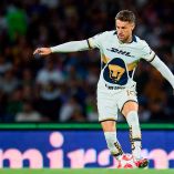 Aaron Ramsey jugando con Pumas.