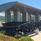 Sección 22 del SNTE bloquea casetas, tiendas y vialidades en ocho regiones de Oaxaca