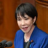La primera ministra de Japón, Sanae Takaichi, ofrece un discurso ante la Cámara de Representantes en Tokio el 24 de octubre de 2025, vestida con un traje azul y collar de perlas, en medio de una creciente tensión diplomática con China por la situación en Taiwán