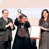 Gioconda Belli, alzando el Premio Internacional Carlos Fuentes.