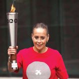 Laura Vaca, portando una antorcha olímpica.