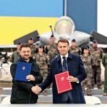 Emmanuel Macron (der.) recibió a Volodímir Zelenski en la base aérea de Villacoublay, cerca de París, ayer. Foto: AFP