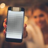 ¿Funciona tapar la cámara del celular para evitar ser espiado?