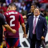 Miguel Herrera dando indicaciones.
