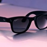 Imagen de las gafas Ray-Ban Meta con inteligencia artificial, diseñadas para traducir conversaciones en tiempo real. El modelo incluye cámara y altavoces integrados en un diseño moderno y elegante, ideal para entornos de viaje, trabajo o interacción multilingüe.