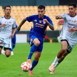 Ángel Correa entre dos defensas de Alebrijes.