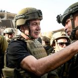 Netanyahu hablando con soldados en un viaje a Gaza en noviembre pasado. Foto: AFP.