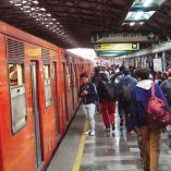 Pasajeros en una de las estaciones de la Línea B del Metro.