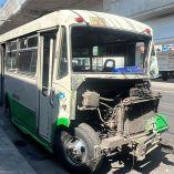 El microbús de la ruta 56 quedó severamente dañado tras impactarse contra la trabe de la Línea 12 del Metro en Iztapalapa.
