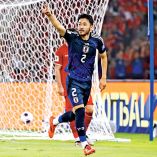 Jugador de la selección japonesa de futbol festejando un gol.