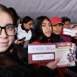 Entrega de tarjetas de Jóvenes Construyendo el Futuro. (Cuartoscuro)