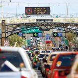 Garita de Tijuana con largas filas de autos.