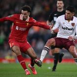 Edson Álvarez cometiendo una falta. (AFP)