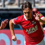 Mateo Chávez conduciendo el balón. (Foto de X: @AZAlkmaar)
