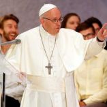 Alerta papa Francisco a jóvenes sobre el populismo y el abuso de internet