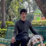 Román, el perrito que acompañó a Óscar en su rehabilitación.