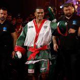 David Benavidez levantando el puño izquierdo.