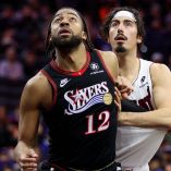 Trendon Watford y Jaime Jáquez esperan un rebote.