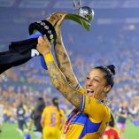 Jennifer Hermoso celebra el título del Apertura 2025 con Tigres Femenil, cumpliendo su promesa de no irse de México sin un campeonato. (FOTO: Mexsport)