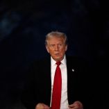 El presidente Donald Trump aparece en una imagen reciente, con traje oscuro y corbata roja, durante una aparición pública en noviembre de 2025, en el contexto de la firma de la orden ejecutiva para lanzar la “Misión Génesis”, una iniciativa clave en inteligencia artificial en Estados Unidos.