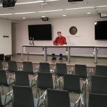 El senador Gerardo Fernández Noroña, de Morena, aparece solo en una sala de prensa del Senado de la República durante una conferencia en la que ningún reportero asistió, tras ser criticado por sus declaraciones en contra de Grecia Quiroz, viuda del alcalde asesinado en Uruapan, Michoacán.