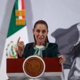 La presidenta Claudia Sheinbaum durante conferencia matutina en Palacio Nacional, haciendo un llamado al respeto y la sensibilidad hacia Grecia Quiroz tras las declaraciones del senador Gerardo Fernández Noroña.