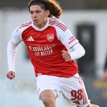 Luis Muñoz, mediocampista de 13 años del Arsenal, debutó en la Champions League Youth. (FOTO: X @ArsenalAcademy)