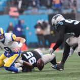 Matthew Stafford pierde el balón ante la presión defensiva de Carolina Panthers en la derrota de los Rams. (FOTO: Reuters)