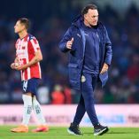 Gabriel Milito respaldó la jerarquía de Javier Hernández tras el penal fallado que marcó la eliminación de Chivas ante Cruz Azul. (Foto: Mexsport)